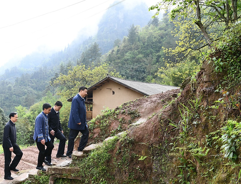 2019年4月15日，在重慶石柱土家族自治縣中益鄉(xiāng)華溪村，習近平總書記踏著濕滑的石階登上陡坡，前往貧困戶譚登周家看望。