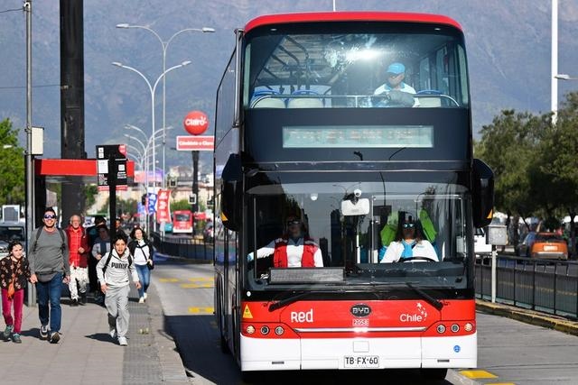 2023年10月31日，一輛由中國制造的新能源公交車行駛在智利首都圣地亞哥的主城區(qū)。新華社記者 辛悅衛(wèi)攝