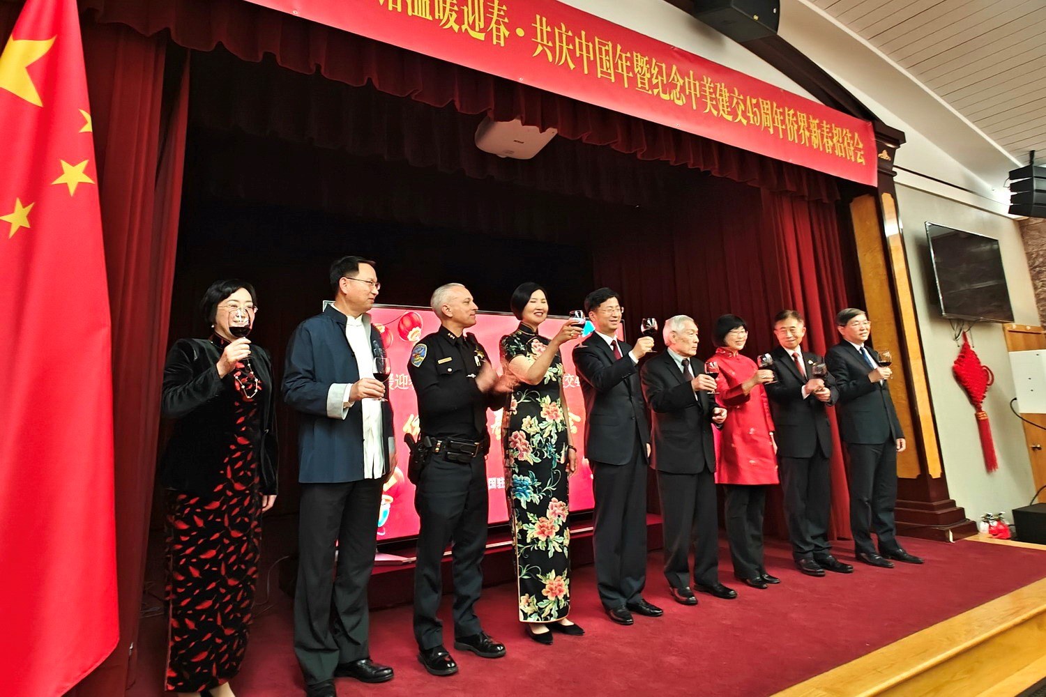 僑胞代表與駐舊金山總領(lǐng)館官員合影。主辦方供圖