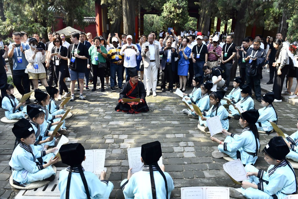 2023年6月27日，在曲阜孔廟，嘉賓和游客在聆聽(tīng)孩子們誦讀《論語(yǔ)》。