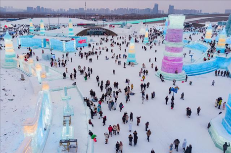 游客在哈爾濱冰雪大世界園區(qū)內(nèi)游玩（無人機照片，2024年1月4日攝）。新華社記者 謝劍飛 攝