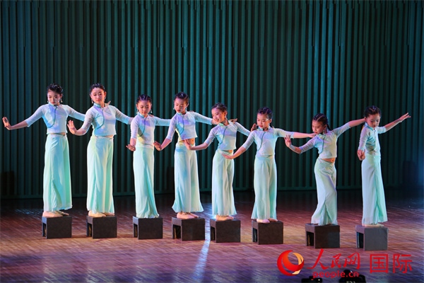 古典舞《碇步橋》。人民網 許可攝