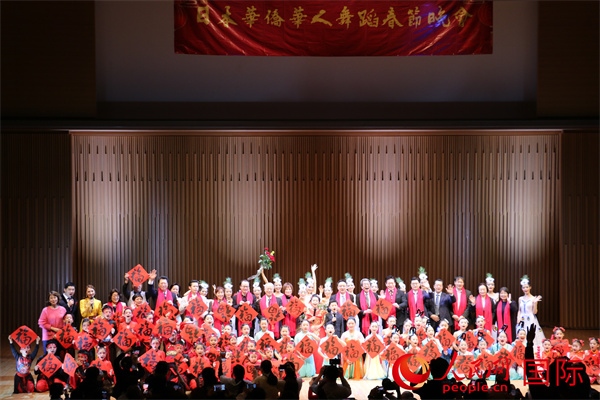 演職人員與嘉賓合影。人民網 許可攝