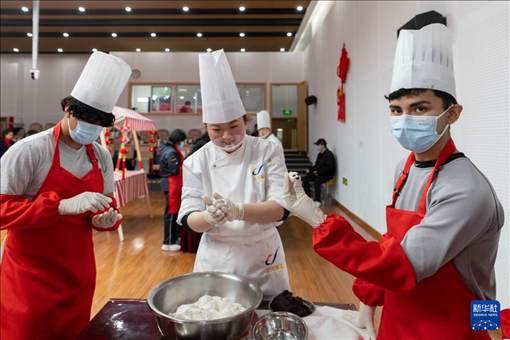 1月28日，在復(fù)旦大學(xué)第二附屬學(xué)校，美國(guó)馬斯卡廷中學(xué)學(xué)生展示自己制作的湯圓。 新華社記者 王翔 攝