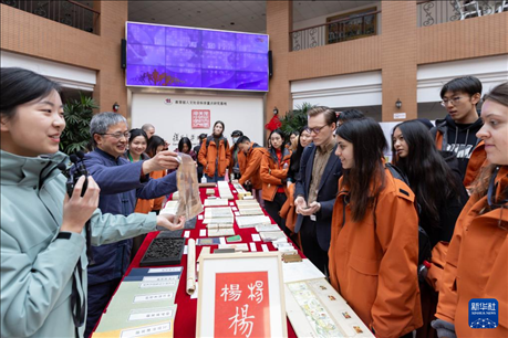 1月29日，在復(fù)旦大學(xué)，美國(guó)馬斯卡廷中學(xué)學(xué)生了解中國(guó)古籍裝幀與修復(fù)技術(shù)。 新華社記者 王翔 攝