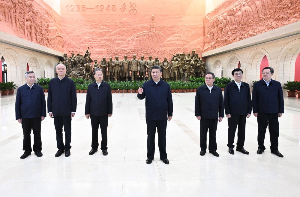 2022年10月27日，習(xí)近平在延安革命紀念館參觀《偉大歷程——中共中央在延安十三年歷史陳列》結(jié)束時發(fā)表重要講話。新華社記者 燕雁 攝