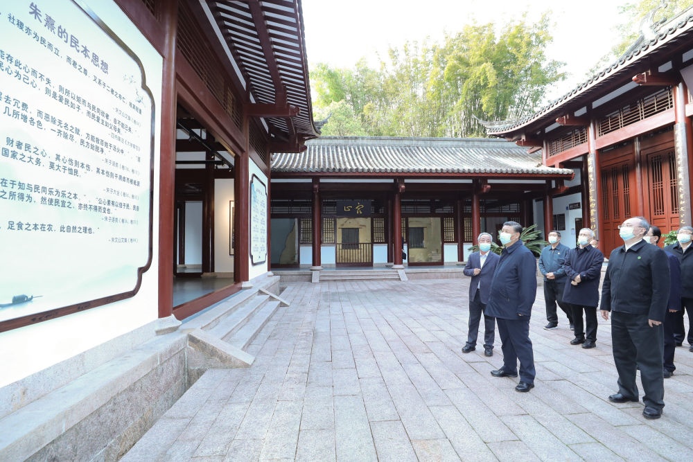 2021年3月22日，習(xí)近平在福建省南平武夷山朱熹園，了解朱熹生平及理學(xué)研究等情況。新華社記者 鞠鵬 攝