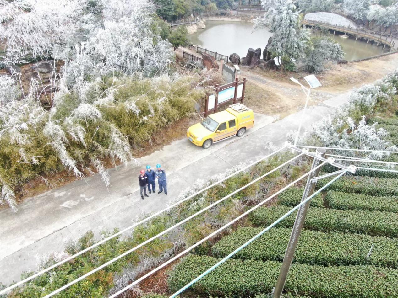 南方電網(wǎng)廣東梅州豐順供電局工作人員對重點線路設備進行特巡特維。徐會芳攝