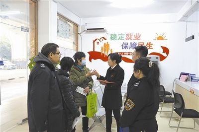  圖③：調(diào)解后，法官現(xiàn)場向當事人做釋法析理工作。