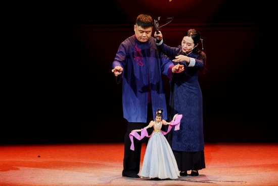 “何以中國·向海泉州”網(wǎng)絡(luò)主題活動現(xiàn)場，蔡思雅和搭檔表演提線木偶戲。