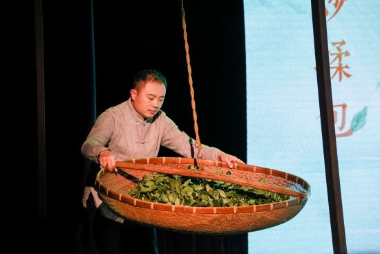 “何以中國·向海泉州”網(wǎng)絡(luò)主題活動現(xiàn)場，魏嘉宏表演搖青。