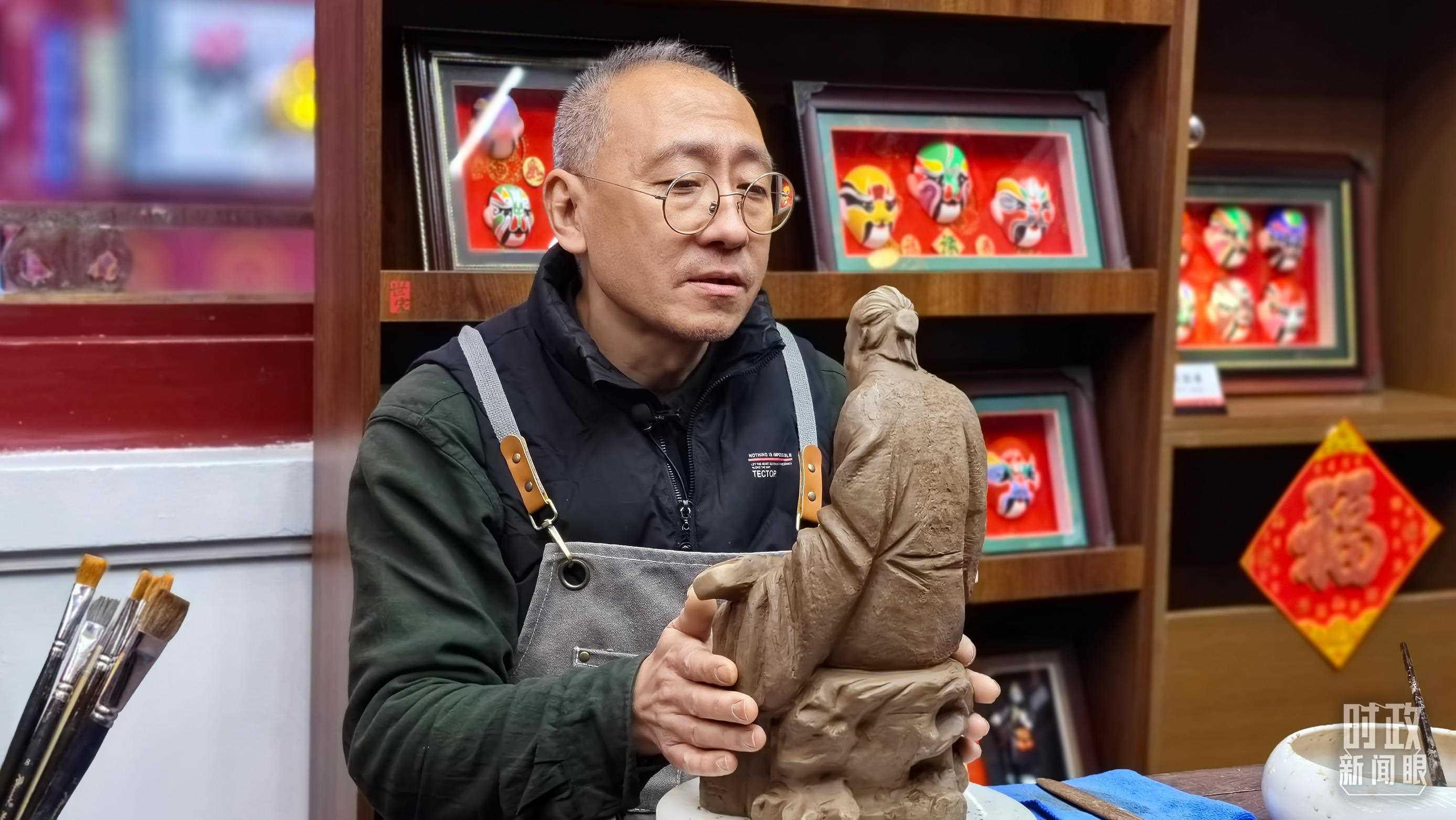 △“泥人張”的匠人正在雕塑。（總臺央視記者潘毅拍攝）