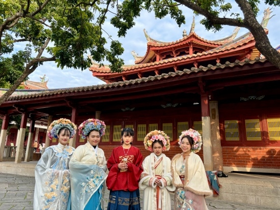 泰國留學(xué)生頭戴蟳埔簪花圍在開元寺留影。人民網(wǎng)記者 金慧慧攝