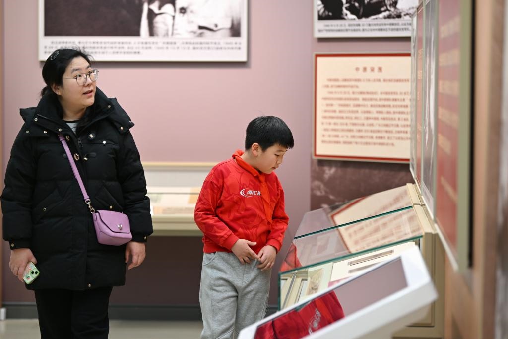 2024年1月28日，家長帶著孩子在平津戰(zhàn)役紀(jì)念館內(nèi)參觀。