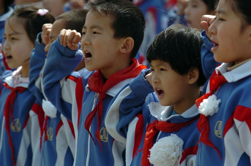 2006年4月5日，天津緣誠小學(xué)的同學(xué)們來到平津戰(zhàn)役紀(jì)念館祭奠英烈，表達(dá)對革命先烈的緬懷之情。