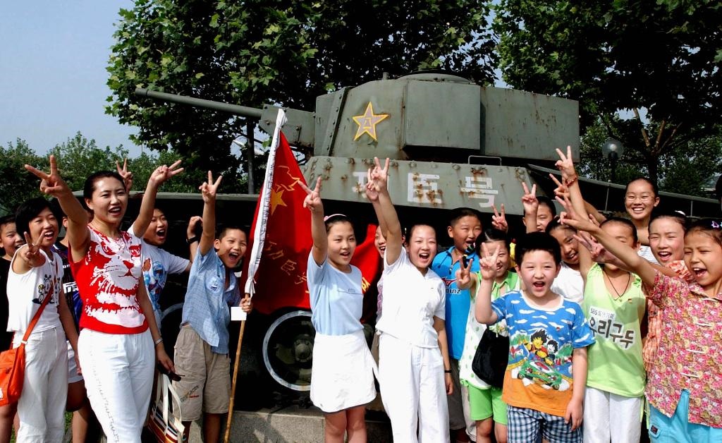 2003年7月31日，天津市紅橋區(qū)躍進(jìn)里小學(xué)少先隊(duì)員來到平津戰(zhàn)役紀(jì)念館“功臣號坦克”前，開展以“揚(yáng)軍威做革命接班人”為主題的隊(duì)日活動?！鞍艘弧苯ㄜ姽?jié)前夕，天津市在少先隊(duì)員中廣泛開展“仰望革命英烈頌我軍威”等紀(jì)念活動。