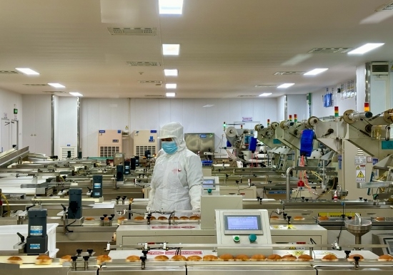 盼盼5G智慧工廠生產(chǎn)線正在進(jìn)行產(chǎn)品質(zhì)檢。人民網(wǎng)記者 金慧慧攝