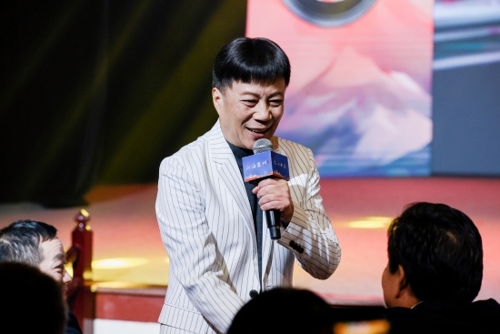 “何以中國(guó)·向海泉州”網(wǎng)絡(luò)主題活動(dòng)現(xiàn)場(chǎng)，陳百潭演出時(shí)與觀眾互動(dòng)。泉州廣播電視臺(tái)供圖