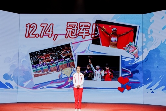 “何以中國(guó)·向海泉州”網(wǎng)絡(luò)主題活動(dòng)現(xiàn)場(chǎng)，林雨薇講述奪冠經(jīng)歷。泉州廣播電視臺(tái)供圖