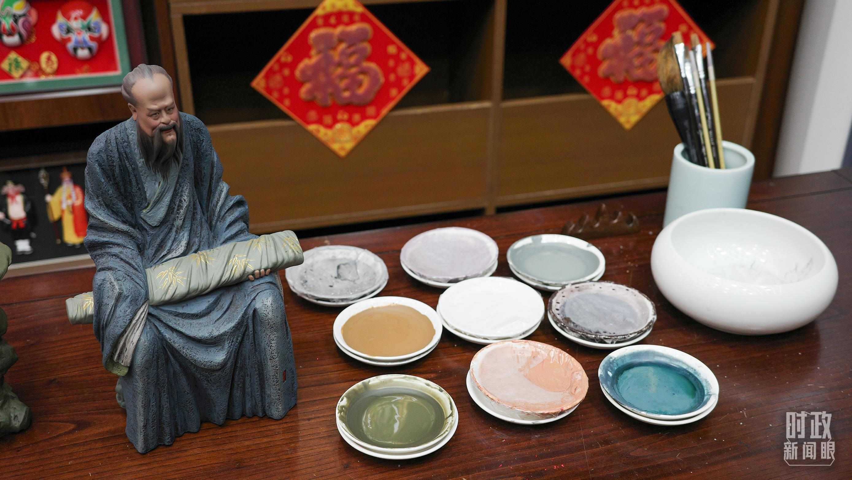 △天津古文化街，泥人張店鋪的上色顏料展示。（總臺(tái)央視記者覃思拍攝）
