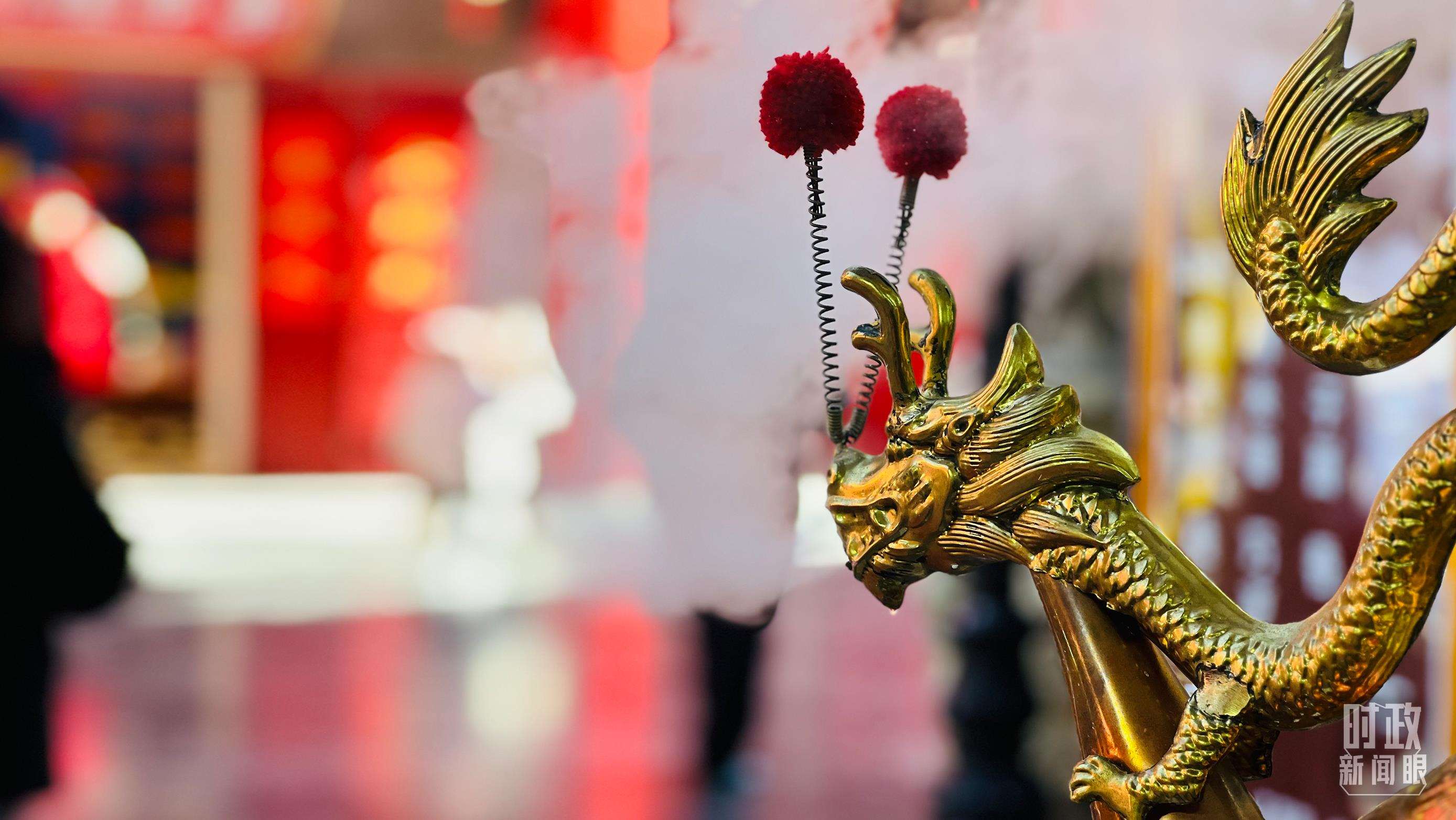 △龍年將至，天津古文化街上“龍”元素隨處可見(jiàn)。（總臺(tái)央視記者李煒拍攝）