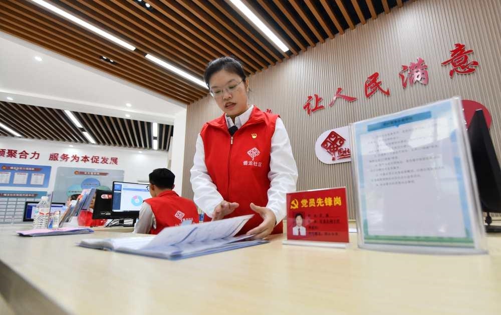 △2023年12月14日，廣西南寧市蟠龍社區(qū)，工作人員在為居民服務(wù)。