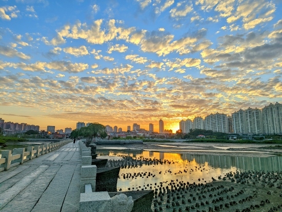 夕陽余暉下的洛陽橋（局部）。受訪者供圖