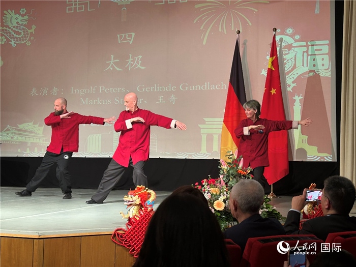 太極，表演者：Ingolf Peters、Gerlinde Gundlach、Markus Stüber