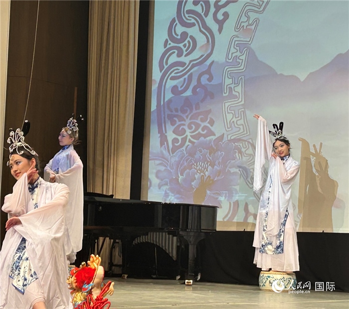 舞蹈《青花瓷》，表演者：德國(guó)中歐文化藝術(shù)交流協(xié)會(huì)