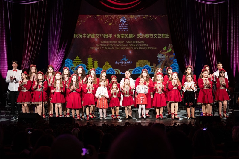 圖為羅小快板兒童合唱團(tuán)在演唱中文歌曲。 中國(guó)駐羅大使館文化處供圖。