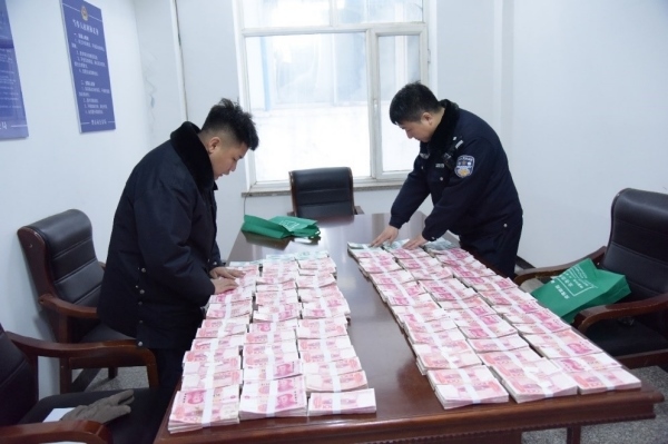 民警清點(diǎn)涉案資金。磐石市公安局供圖