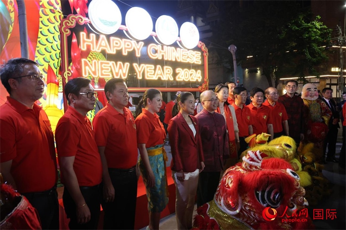 中泰嘉賓在曼谷唐人街耀華力路合影。 人民網(wǎng)記者 張矜若攝
