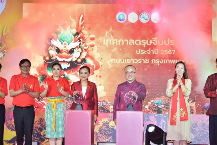 泰國旅游與體育部長素妲婉、中國駐泰國使館公使吳志武代表中泰雙方同時觸按水晶球點亮龍頭彩燈。中國駐泰國使館供圖