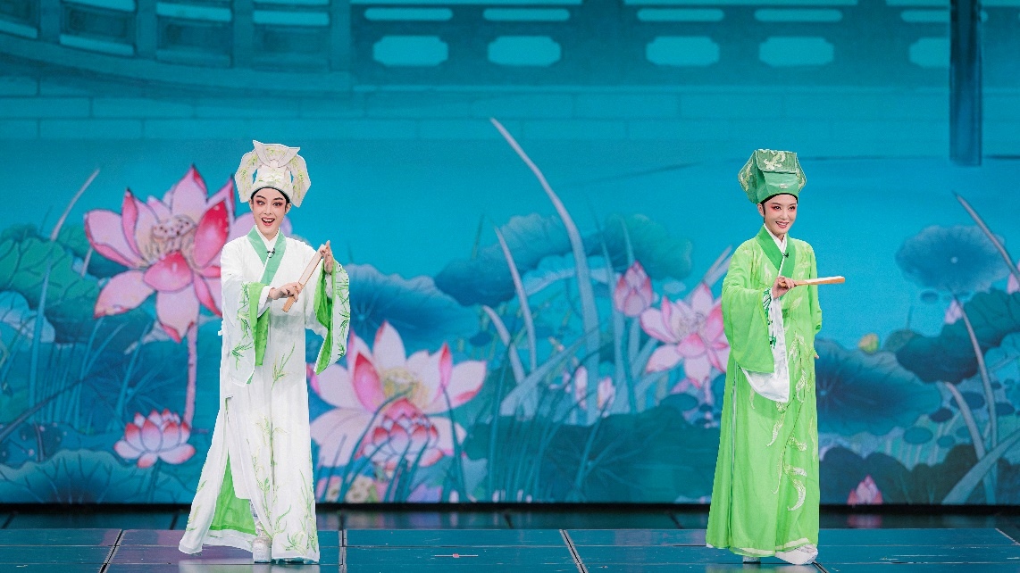 青年越劇演員陳麗君、李云霄彩排現(xiàn)場(chǎng)。主辦方供圖