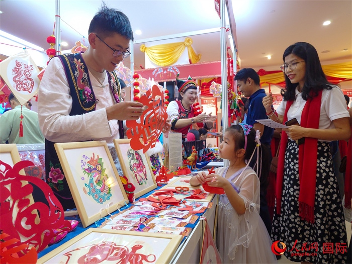 活動(dòng)現(xiàn)場(chǎng)的剪紙展示。人民網(wǎng)記者 謝佳君攝