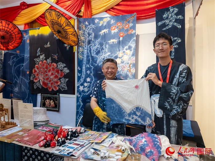 活動(dòng)現(xiàn)場(chǎng)的扎染展示。人民網(wǎng)記者 謝佳君攝