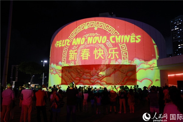 林度夫人公園內(nèi)劇院的外墻上投影出中國(guó)文化元素?zé)艄庑?。人民網(wǎng)記者 陳海琪攝