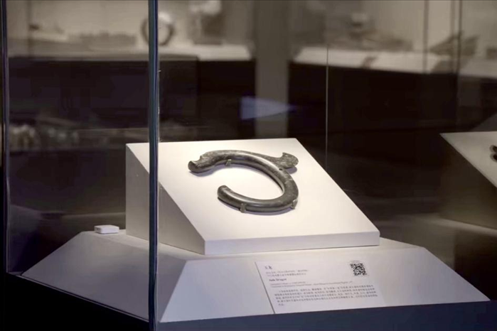 中國國家博物館內(nèi)展出的C形玉龍。