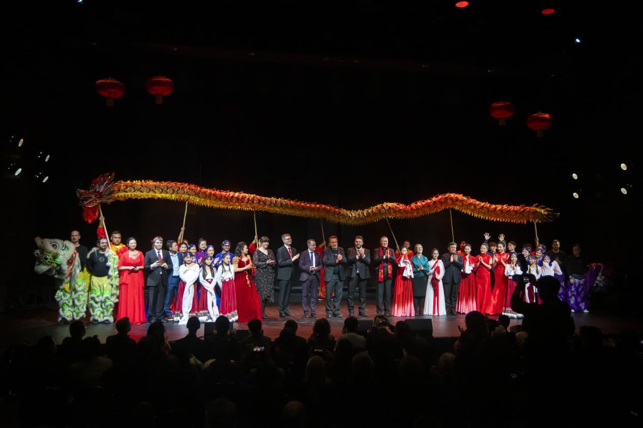 中芬嘉賓與演出人員合影。中國駐芬蘭大使館供圖