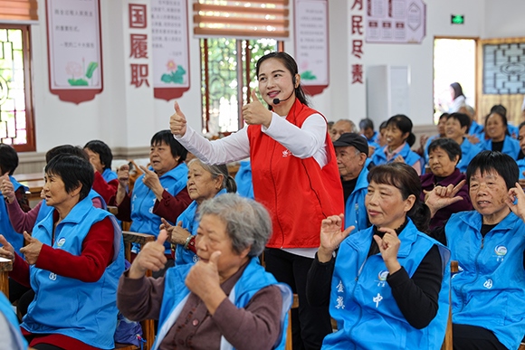 老人們正在學(xué)習(xí)手勢(shì)舞。