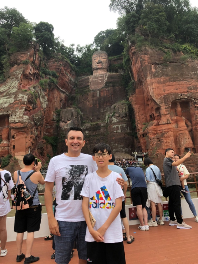 埃爾南多與兒子在廣東佛山。圖片由受訪(fǎng)者提供