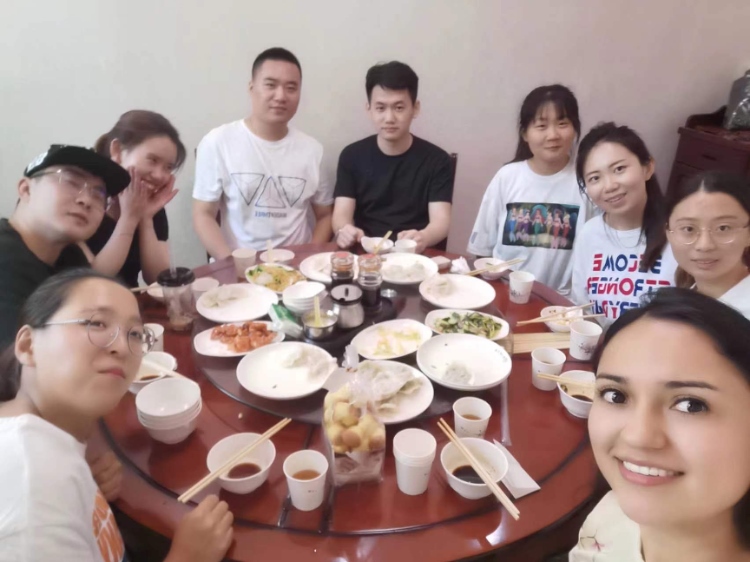保拉與中國(guó)朋友在一起。圖片由受訪(fǎng)者提供