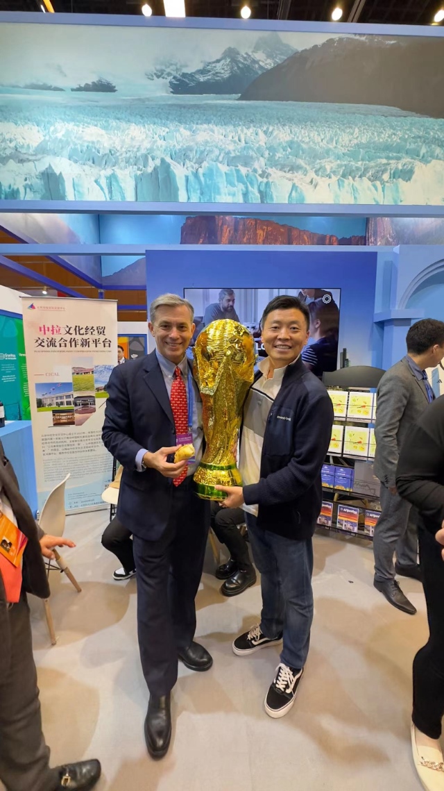 2022年，馬克西米與同事在上海。圖片由受訪者提供