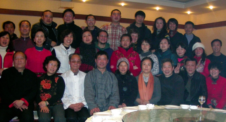 2018年，卡洛斯（二排中間）和武術(shù)學(xué)校的老師同學(xué)一起過春節(jié)。圖片由受訪者提供