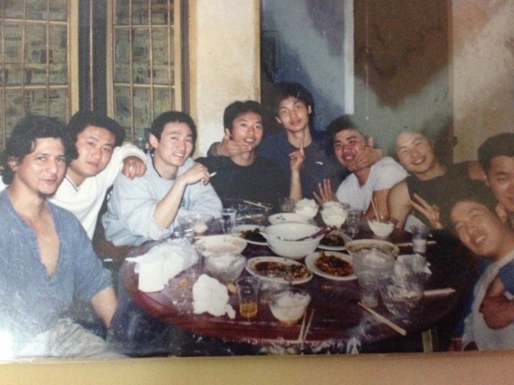 2007 年，卡洛斯·卡斯蒂略（左一）和他的中國朋友在武漢慶祝春節(jié)。圖片由受訪者提供