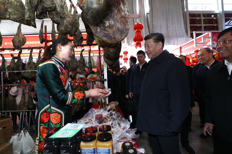 2020年1月19日至21日，中共中央總書記、國家主席、中央軍委主席習(xí)近平來到云南，看望慰問各族干部群眾，向全國人民致以新春祝福。這是20日下午，習(xí)近平在昆明新春購物博覽會年貨街，了解春節(jié)前市場供應(yīng)情況。新華社記者 鞠鵬 攝