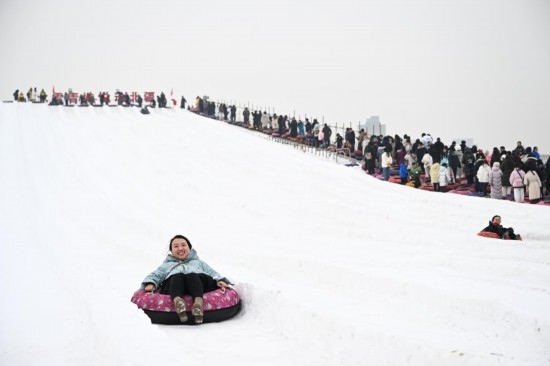 圖為1月18日，市民在內(nèi)蒙古賽馬場(chǎng)滑雪圈。新華社記者 貝赫 攝