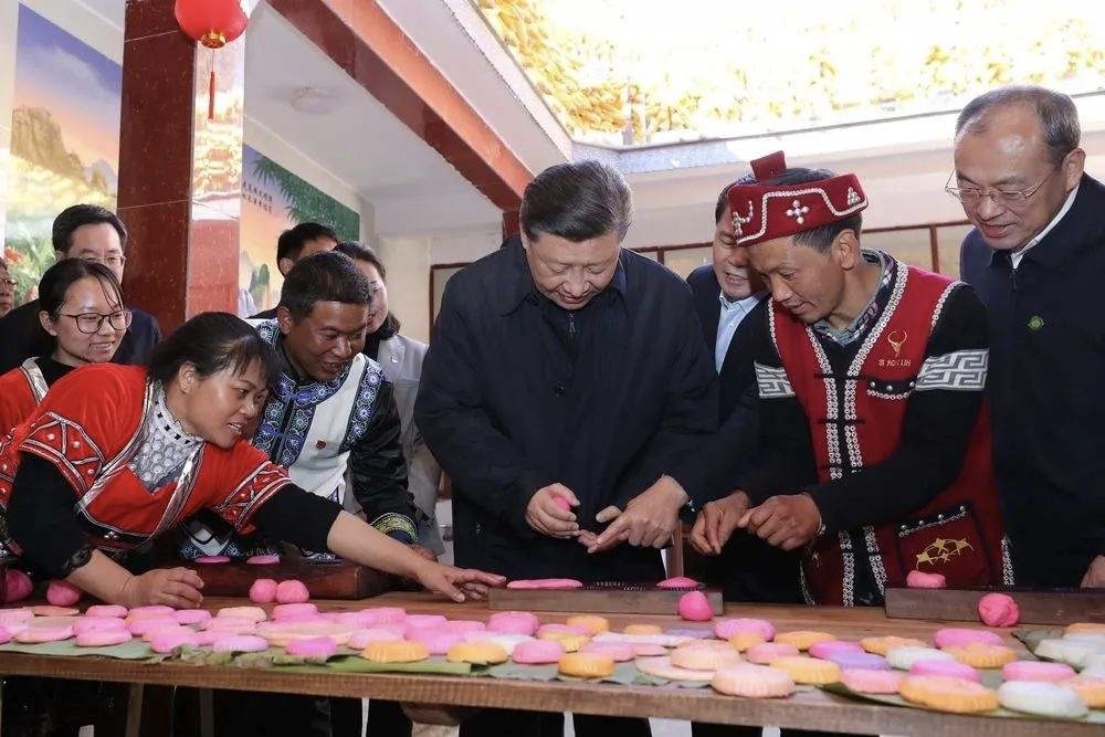 2020年1月19日，習(xí)近平總書(shū)記在云南省騰沖市清水鄉(xiāng)三家村中寨司莫拉佤族村，同村民李發(fā)順一家制作當(dāng)?shù)毓?jié)日傳統(tǒng)食品大米粑粑。新華社記者 鞠鵬 攝