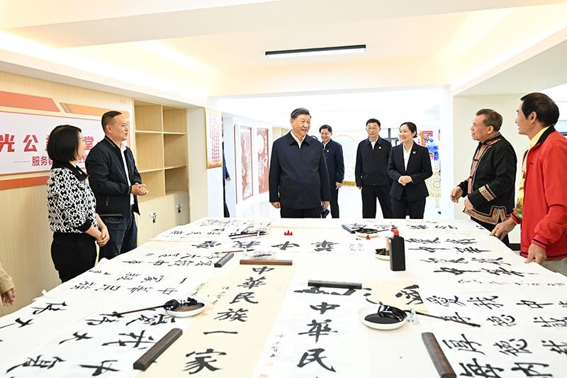 △2023年12月14日，習(xí)近平總書記在廣西南寧市良慶區(qū)蟠龍社區(qū)黨群服務(wù)中心文體活動(dòng)室同社區(qū)居民親切交流。