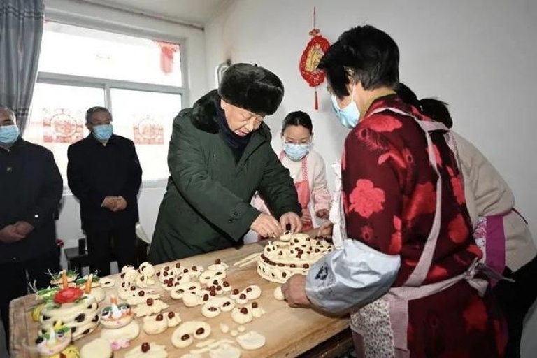 2022年1月26日，習(xí)近平總書(shū)記在山西省臨汾市霍州市師莊鄉(xiāng)馮南垣村，同師紅兵一家做年饃。新華社記者 李學(xué)仁 攝